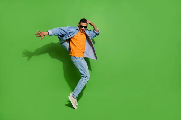 Full body image of good mood young man have fun relaxing on weekend in nightclub isolated on green color background — Foto Stock
