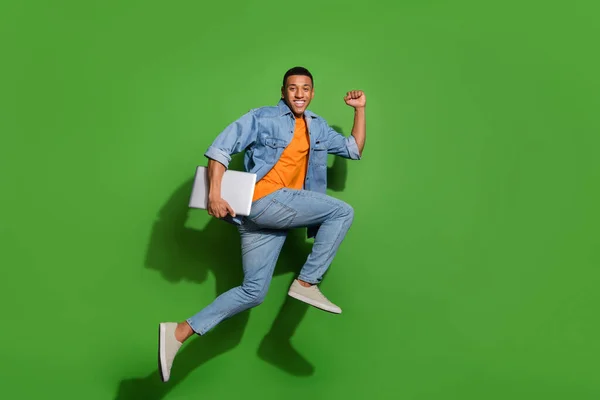 Helkroppsbild av energisk aktiv ung man kör till kontoret deadline tid isolerad på grön färg bakgrund — Stockfoto