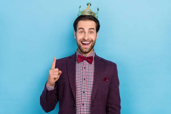 Photo of young excited man royalty have idea brilliant excellent inspiration choice isolated over blue color background – stockfoto