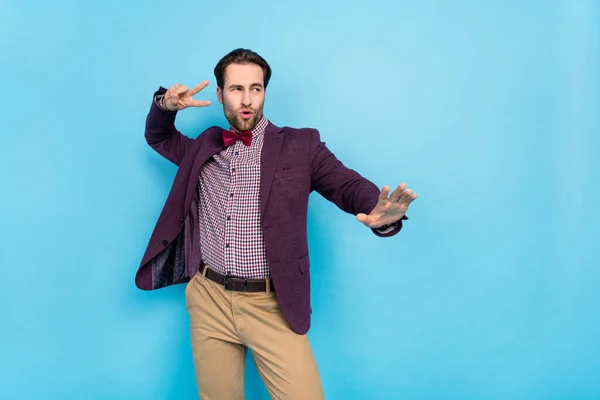 Photo of young excited man look empty space clubber show fingers v-symbol isolated over blue color background — 스톡 사진
