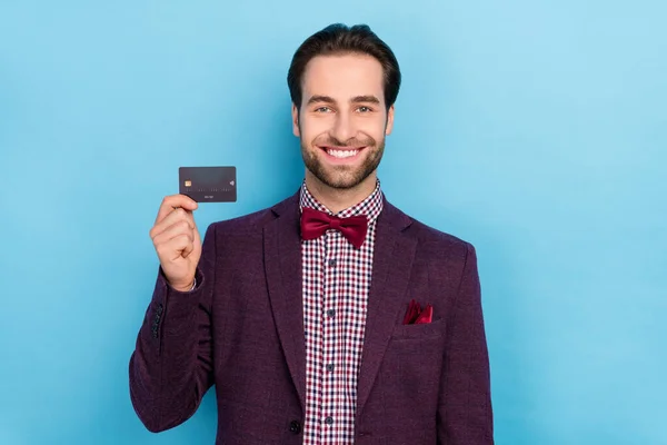 Portret van vrolijke miljonair zakenman raden u draadloze nfc chip credit card geïsoleerd op blauwe kleur achtergrond — Stockfoto