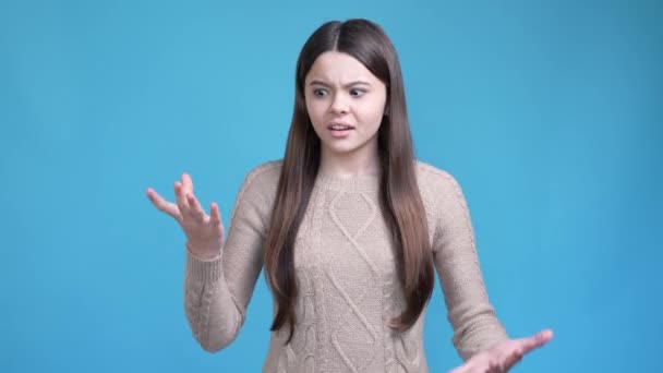 П'ятнадцять дітей відчувають гнів нелюбимий друг розум ізольований синій колір фону — стокове відео