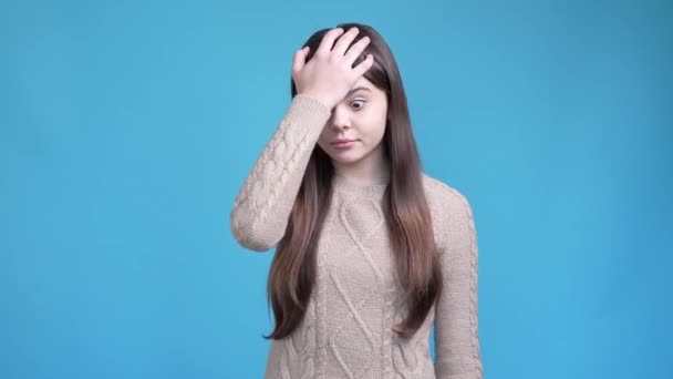 Teen kid shocked bad idea feel anger scandal isolated blue color background — Stockvideo