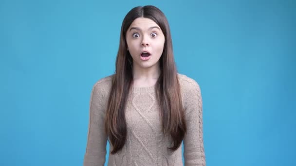 Adolescente menina dizer rumor fofoca pedir não compartilhar isolado azul cor de fundo — Vídeo de Stock