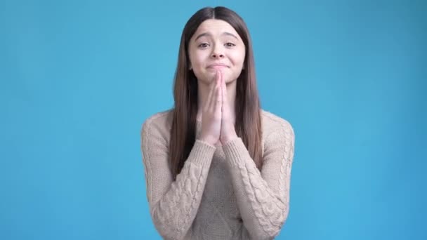 Teen kid hands praying gesture expect gift isolated blue color background — Vídeo de Stock