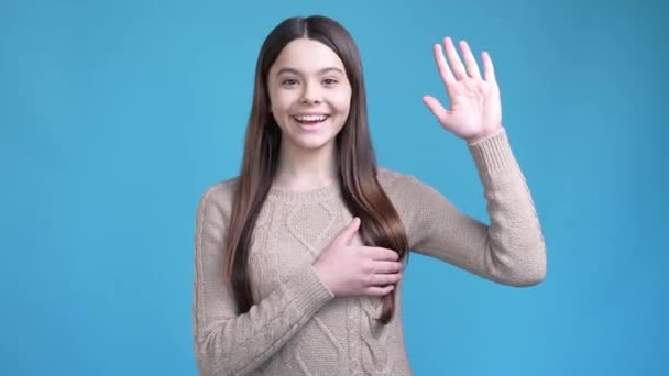 Nastolatka lady dokonać przekleństwo ręka serce klatka piersiowa odizolowany niebieski kolor tło — Wideo stockowe