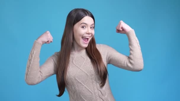 Melhor adolescente senhora vencedor presente tríceps corpo isolado azul cor de fundo — Vídeo de Stock