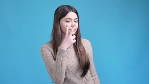 Teen kid older sister make watch you symbol isolated blue color background — Vídeo de Stock