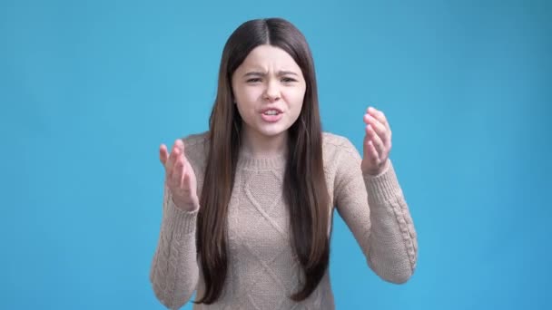 Adolescent enfant pas regarder loin oeil vue besoin lunettes isolé bleu couleur arrière-plan — Video