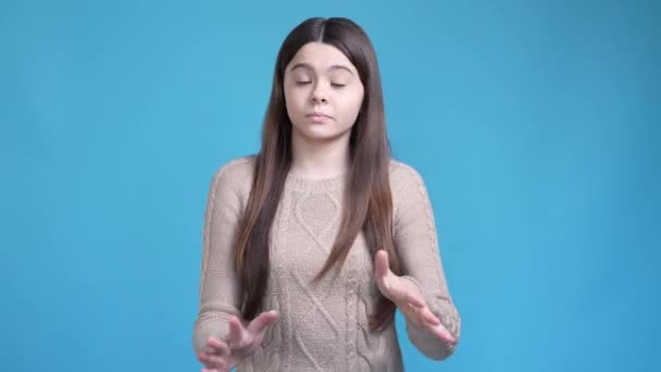 Teen kid not know guilty refuse shrug shoulders isolated blue color background — Vídeo de Stock