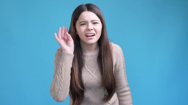 Adolescent dame pas écouter nouvelles isolé bleu couleur fond — Video