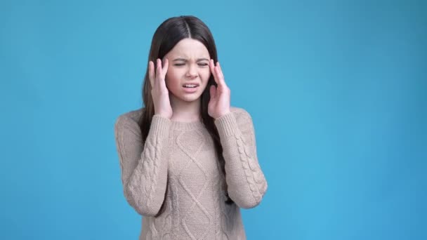 Teen lady suffer terrible head ache covid fever isolated blue color background — Vídeo de Stock