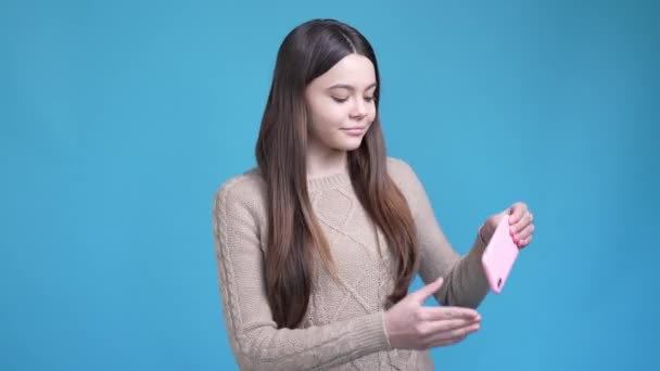 Підліток леді впливає зробити відео виклик відеоблог ізольований синій колір фону — стокове відео