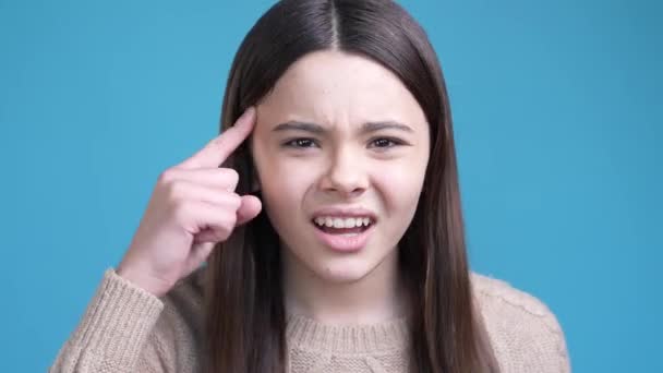รูปภาพสาววัยรุ่นโกรธไม่ชอบความคิดบ้าแยกพื้นหลังสีฟ้า — วีดีโอสต็อก
