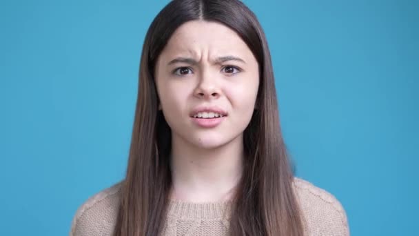 Nastolatka lady wrażenie straszne nowość krzyczeć odizolowany niebieski kolor tło — Wideo stockowe
