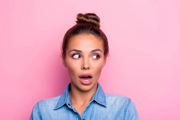 Photo of impressed young person open mouth look interested empty space cant believe isolated on pink color background — Stockfoto