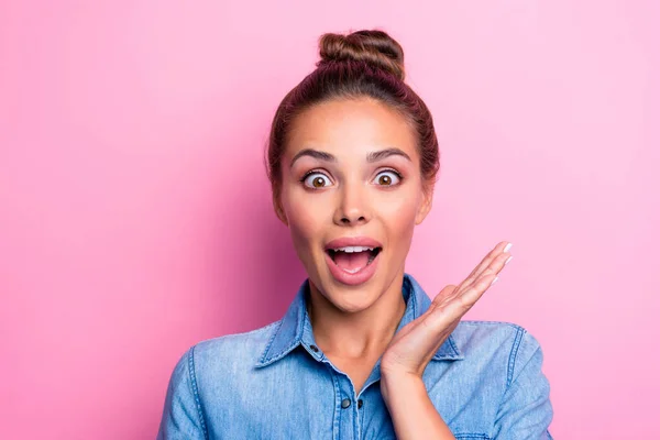 Portrait of astonished impressed girl raise arm open mouth stare isolated on pink color background — Foto Stock