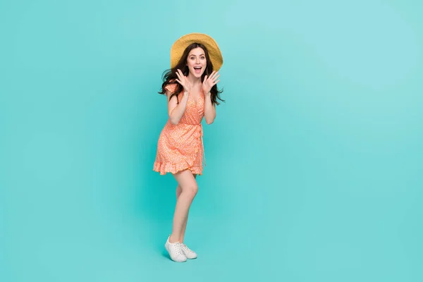 Foto van onder de indruk grappige dame gekleed oranje kleren stro hoed stijgende armen handen geïsoleerde teal kleur achtergrond — Stockfoto