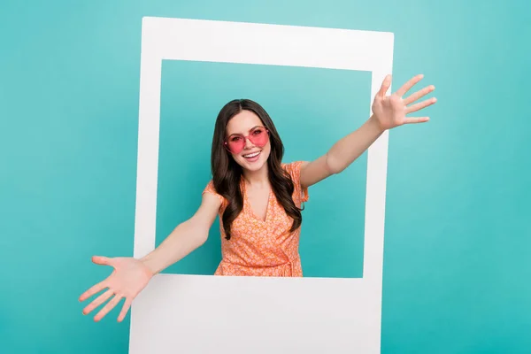 Foto de señora brillante excitada vestida de naranja gafas de ropa abrazándote tomando foto retro aislado color verde azulado fondo — Foto de Stock