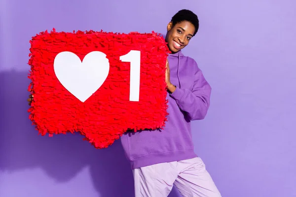 Foto de influencer popular persona transgénero mantenga como piñata desgaste sudadera con capucha aislado color violeta fondo — Foto de Stock