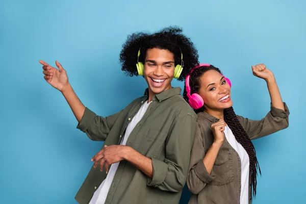 Foto dos compañeros chico dama escuchar energía hip hop auriculares danza desgaste elegante camisa de moda aislado color azul fondo —  Fotos de Stock