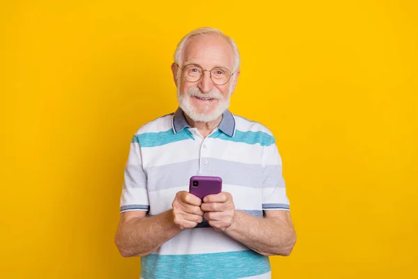 Portrait d'homme aux cheveux gris joyeux attrayant utilisant le dispositif post 5g smm isolé sur fond de couleur jaune vif — Photo