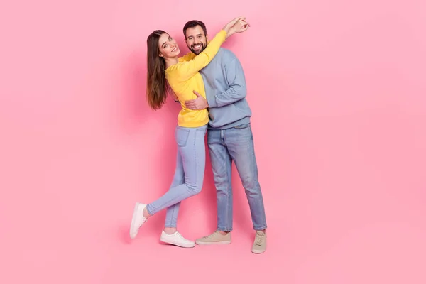 Foto em tamanho completo de dois agradáveis parceiros encantadores abraçar desfrutar de tempo livre juntos isolados no fundo cor-de-rosa — Fotografia de Stock