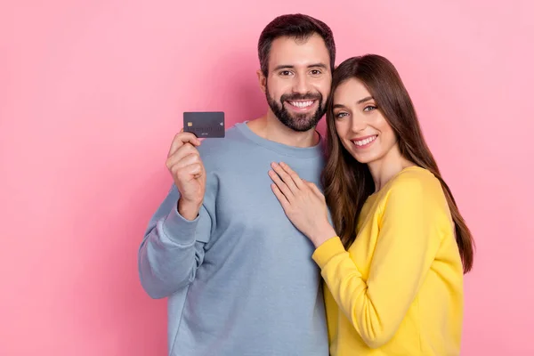 Photo of attractive lady handsome guy hug showing plastic debit card isolated on pink color background — Foto Stock