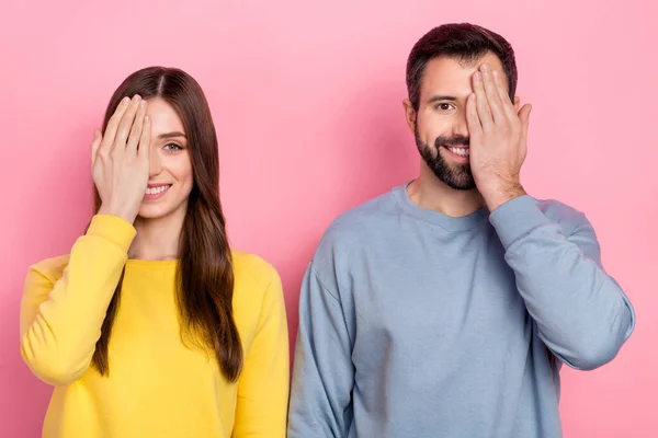 Fotografie dvou veselých lidí paže kryt dlaně oko zubatý úsměv vzhled fotoaparát izolované na růžové barvy pozadí — Stock fotografie