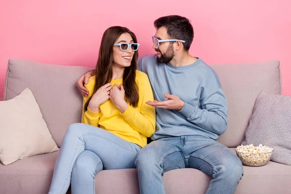 Portrait of two peaceful idyllic partners sit couch communicate isolated on pink color background — Stockfoto