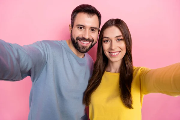 Retrato de dois bons parceiros positivos fazer selfie gravar vídeo sorriso de dente isolado no fundo cor-de-rosa — Fotografia de Stock