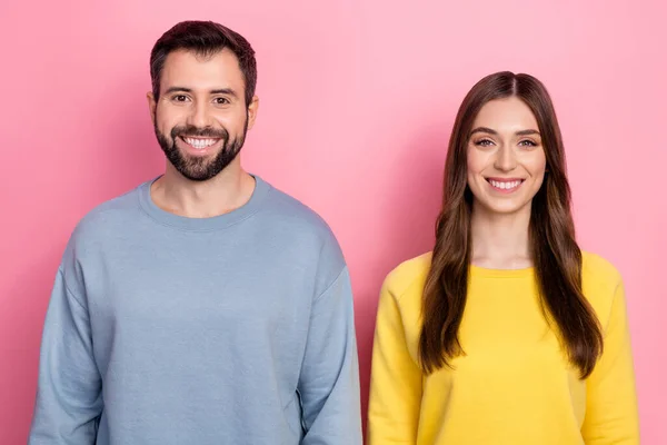 Portré két pozitív vidám emberek fogas sugárzó mosoly néz kamera elszigetelt rózsaszín színű háttér — Stock Fotó