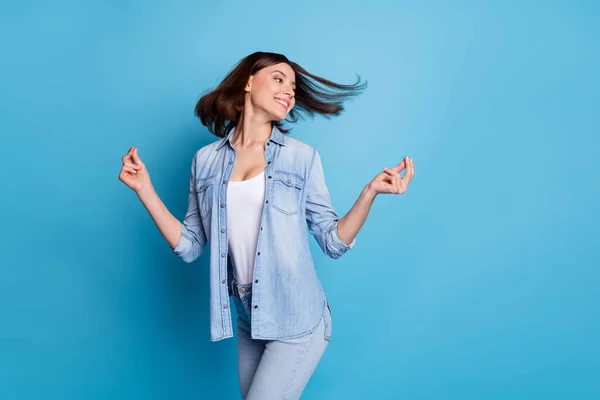 Foto de senhora muito brilhante vestido camisa jeans olhando espaço vazio dançando isolado fundo cor azul — Fotografia de Stock