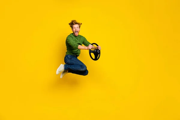 Foto de longitud completa de hombre lindo dulce desgaste puño subiendo auto vacío espacio aislado color amarillo fondo —  Fotos de Stock