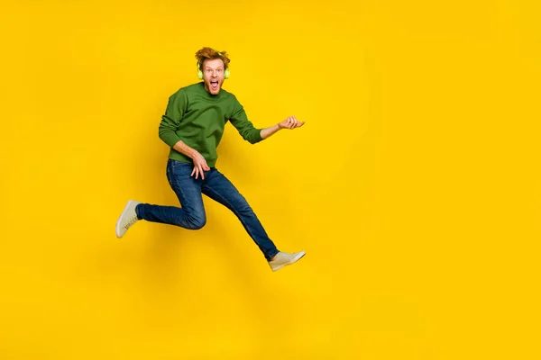 Foto de cuerpo entero de hombre funky excitado usar auriculares de jersey tocando la guitarra espacio vacío aislado color amarillo fondo —  Fotos de Stock