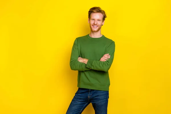 Zdjęcie uroczy ładny człowiek nosić zielone ramiona pullover skrzyżowane puste miejsce odizolowany żółty kolor tło — Zdjęcie stockowe