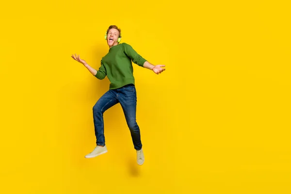 Foto de cuerpo entero de hombre bonito funky usar auriculares de jersey escuchando canciones espacio vacío aislado color amarillo fondo —  Fotos de Stock