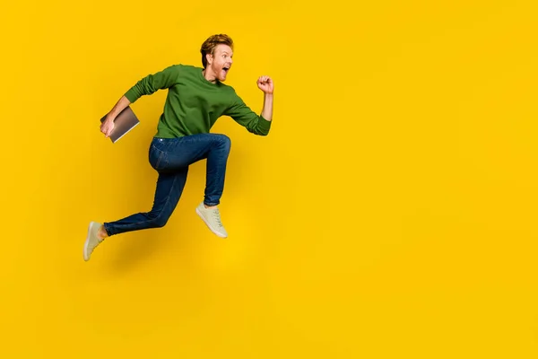Full längd foto av charmig söt man bära pullover knytnäve promenader modern gadget tomt utrymme isolerad gul färg bakgrund — Stockfoto