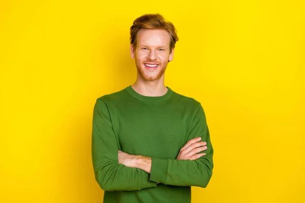 Foto di fiducioso affascinante uomo indossare verde pullover braccia incrociate sorridente isolato colore giallo sfondo — Foto Stock