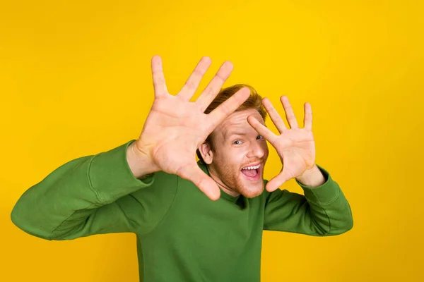 Foto van grappige opgewonden man dragen groene pullover dansen rijzende armen geïsoleerde gele kleur achtergrond — Stockfoto