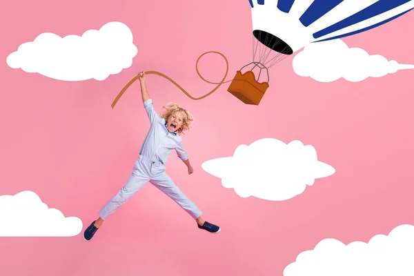 Δημιουργικό σκίτσο κινουμένων σχεδίων του αγοριού ουρλιάζοντας τρελό μπαλόνι γρήγορα αέρα υψηλό ταξίδι απομονωμένο ροζ φόντο χρώμα του ουρανού — Φωτογραφία Αρχείου
