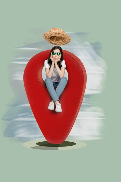 Δημιουργική αφηρημένη ποπ αφίσα του απογοητευμένο κορίτσι κάθονται μεγάλο κόκκινο δείκτη αισθάνονται χαθεί ψευδή γεωγραφική τοποθεσία απομονωμένη — Φωτογραφία Αρχείου