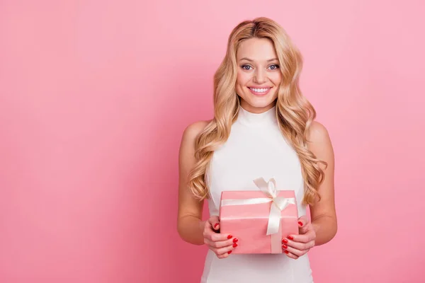 Retrato de alegre agradable persona mantenga caja de regalo sonrisa dentada mirada cámara aislada sobre fondo de color rosa —  Fotos de Stock