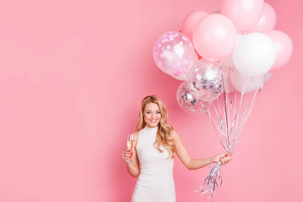 Retrato de persona adorable alegre celebrar globos de cristal de champán aislados en el fondo de color rosa —  Fotos de Stock