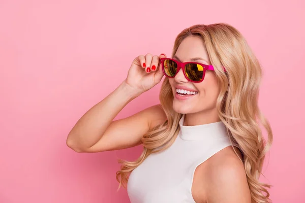 Retrato de persona contenta satisfecha sonrisa dentada mano toque gafas de sol aisladas sobre fondo de color rosa — Foto de Stock