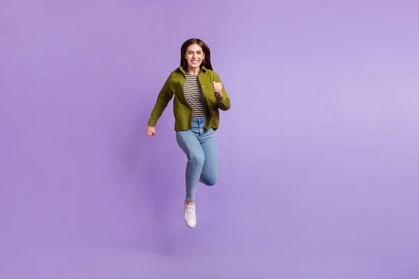 Πλήρης φωτογραφία του σώματος των ενεργητικών σπορ κορίτσι πάει τζόκινγκ τρέχει στον αέρα βιασύνη να πάει σε ημερομηνία που απομονώνονται σε μωβ φόντο χρώμα — Φωτογραφία Αρχείου