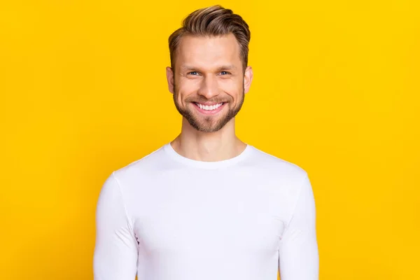 Foto van tevreden openhartige jonge persoon tand stralende glimlach kijken camera geïsoleerd op gele kleur achtergrond — Stockfoto