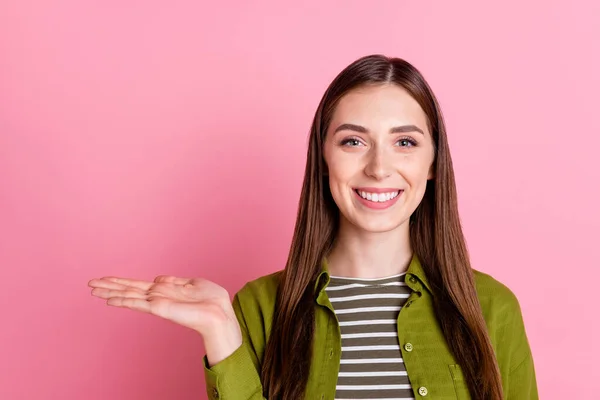 Retrato de mujer joven encantadora promover recomendar tarjeta de cupón de compras aislado en el fondo de color rosa —  Fotos de Stock