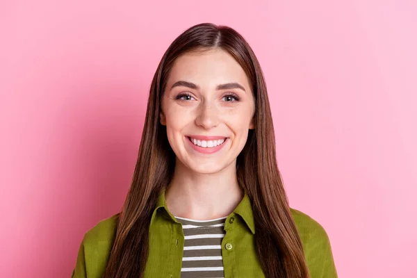 Портрет молодой очаровательной сладкой девушки посетить стоматолога есть новые виниры изолированы на розовом фоне — стоковое фото