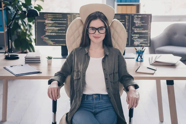 Retrato de menina qualificada alegre atraente sentado em cadeira desenvolvimento web tecnologia startup terceirizar no local de trabalho estação de trabalho dentro de casa — Fotografia de Stock